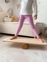 Planche d'équilibre en bois avec rouleau en liège – Image 2
